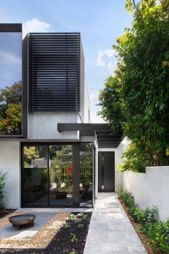 malvern-residence-exterior-entrance-path-day-front-view-single-dwelling-kairouz-architects
